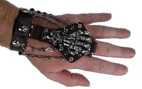 Bracelet bague cuir gothique avec une main de squelette