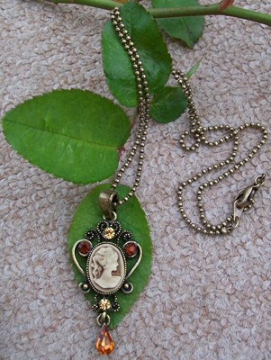 Collier Came Pendentif Vintage maron