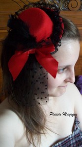 Mini chapeau Plume  rouge Lolita Burlesque