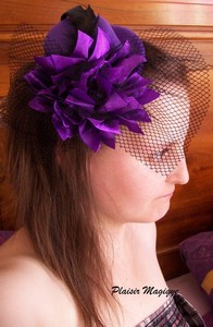 Mini chapeau violet fleurs fascinator Burlesque