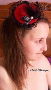 Mini chapeau Lolita rouge, noeud à poids et perle blanche