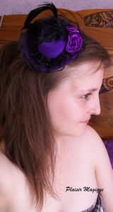 Mini chapeau violet fleurs et plume en arc